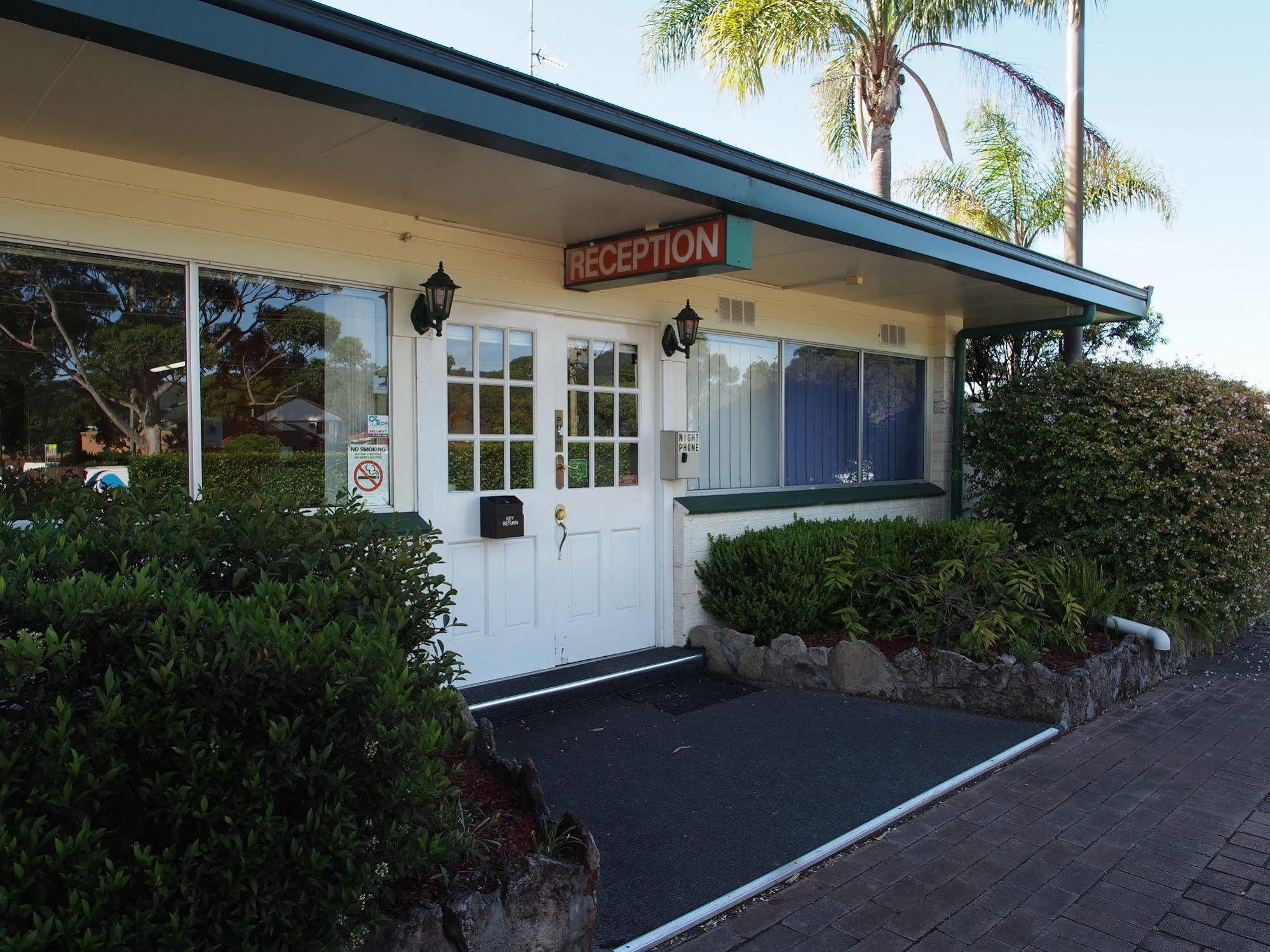 Solomon Inn Motel Figtree วูลองกอง ภายนอก รูปภาพ